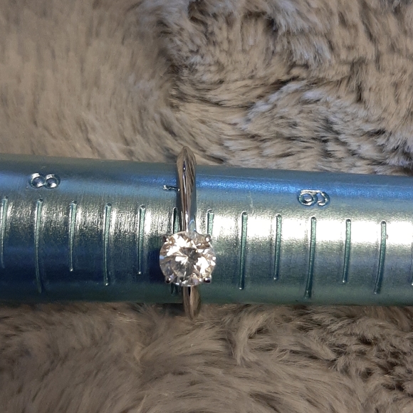 Sparkle with a solitaire - Picture 2 of 4